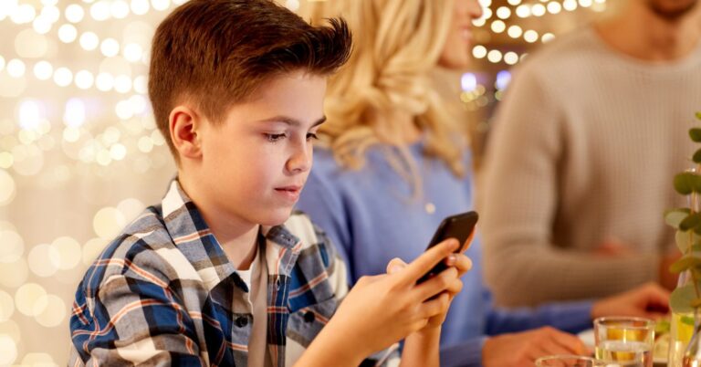 Calm Co-Parenting: Mastering Kids’ Screen Time